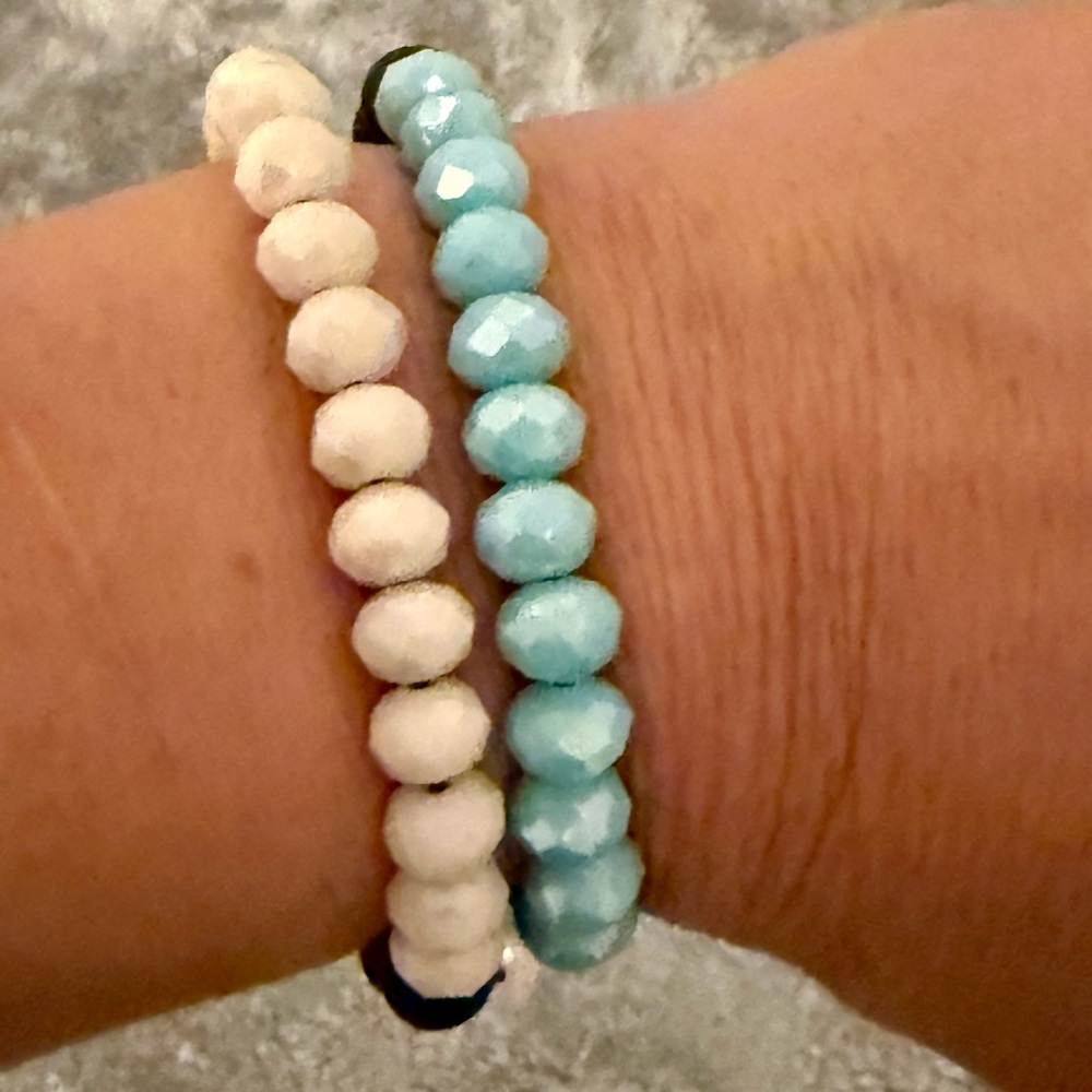 Elegant Blue and White Beaded Bracelet - Picture 4 of 8